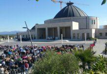 Folla di pellegrini per messa anniversario Natuzza