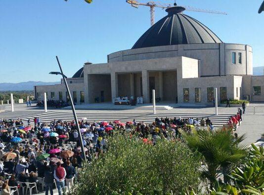 Folla di pellegrini per messa anniversario Natuzza