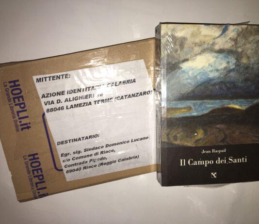Azione Identitaria Calabria regala al sindaco di Riace una copia del Libro “Il Campo dei Santi”