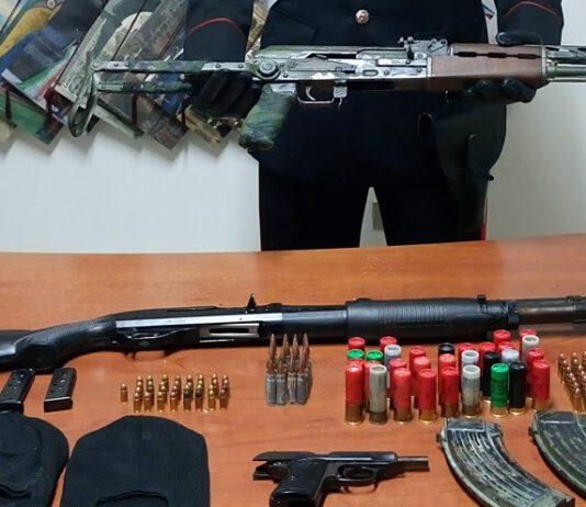 Nascondeva in casa fucile e kalashnikov, arrestato 46enne