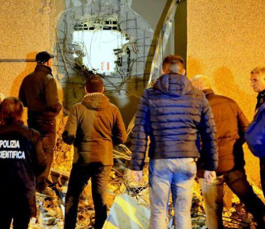 Assalto con ruspa a caveau, auto incendiate e chiodi su asfalto per rubare bottino