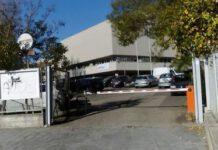 La figlia va male a scuola, il padre picchia e aggredisce il professore di matematica