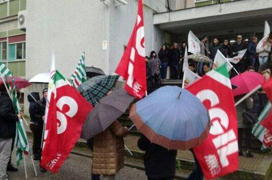 Protesta davanti sede Inps contro chiusura Centro Medico Legale