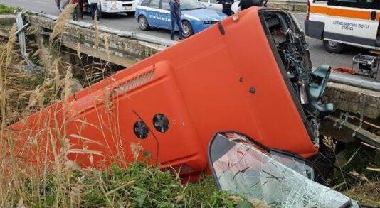 Tragico incidente, autobus in torrente, muore ragazza 18enne