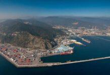 Nave diretta porto Gioia Tauro impatta su scogli