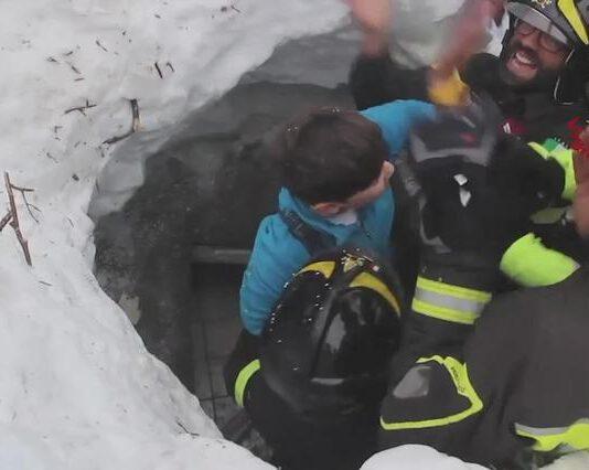 Slavina Gran Sasso, trovate vive 8 persone, si accende speranza