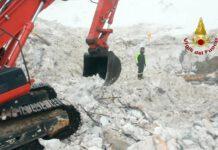 Estratto corpo di una donna dalla macerie, 24esima vittima del Rigopiano