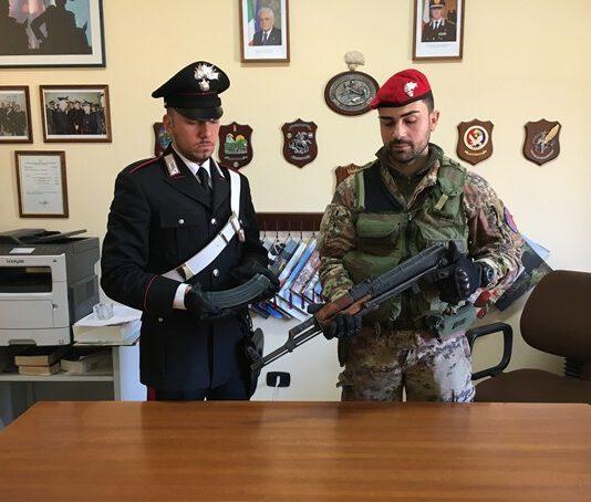 Scoperto un Kalashnikov nella Piana. Era nascosto in un casolare