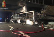 Bus si incendia in autostrada, strage di ragazzi in gita,16 morti
