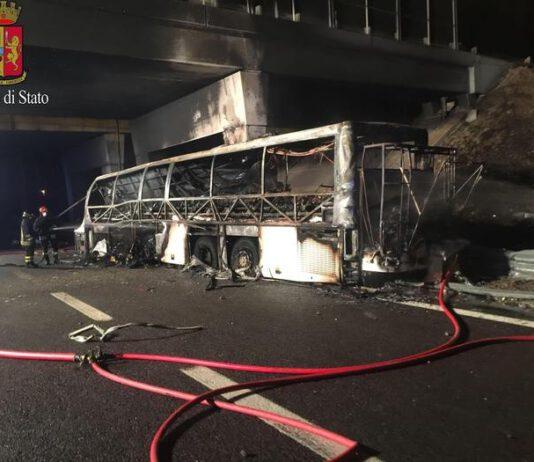 Bus si incendia in autostrada, strage di ragazzi in gita,16 morti