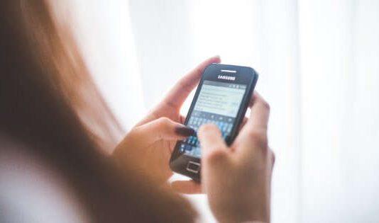 Segregata per due mesi in camera da letto da ragazzo conosciuto in chat