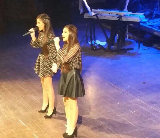 Chiara e Martina la sorpresa più bella nella notte di Mino Le gemelle Scarpari, ospiti fuori programma, incantano al VIII Memorial Mino Reitano