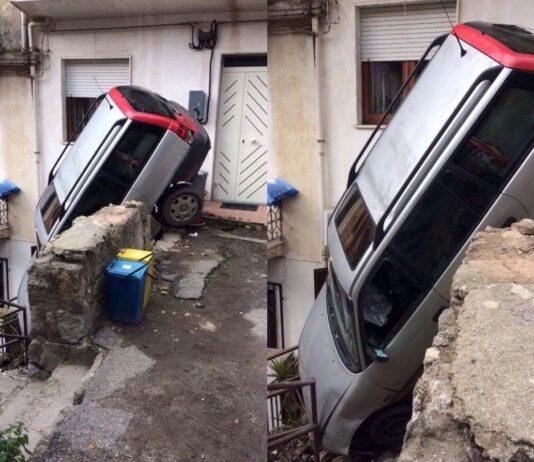 Incredibile incidente a Rosarno, auto finisce su scalinata