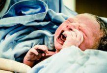 Partorisce in auto nella sala attesa pronto soccorso a Polistena