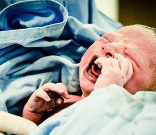 Partorisce in auto nella sala attesa pronto soccorso a Polistena