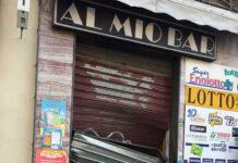 Rapina in bar tabacchi, saracinesca sfondata da un’auto