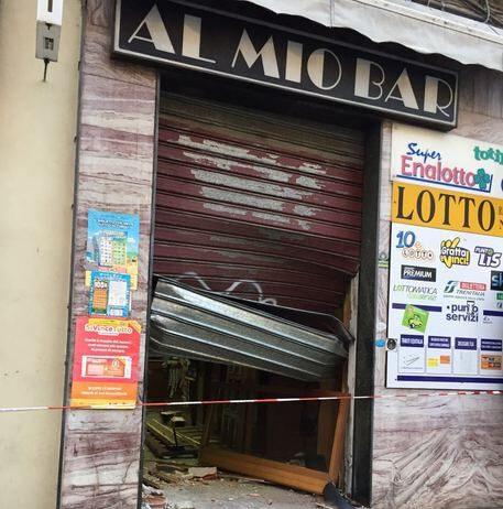 Rapina in bar tabacchi, saracinesca sfondata da un’auto
