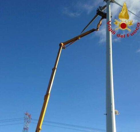 Operai bloccati su pala eolica, tratti in salvo dai vigili del fuoco