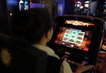 Giocavano slot e facevano spesa in orario lavoro, indagati 18medici