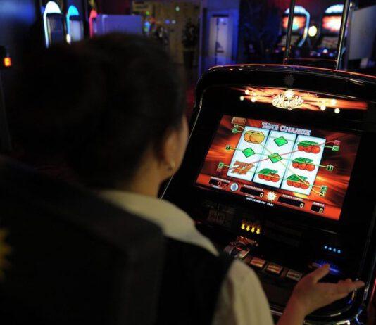Giocavano slot e facevano spesa in orario lavoro, indagati 18medici