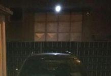 Lascia figlio in auto per andare in discoteca, arrestato