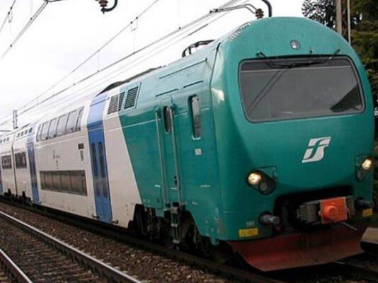 Tragedia in Calabria, treno investe persone su binari, un morto