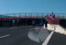 Crolla ponte in autostrada, due morti due feriti