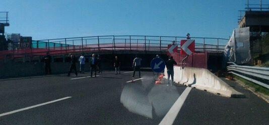 Crolla ponte in autostrada, due morti due feriti