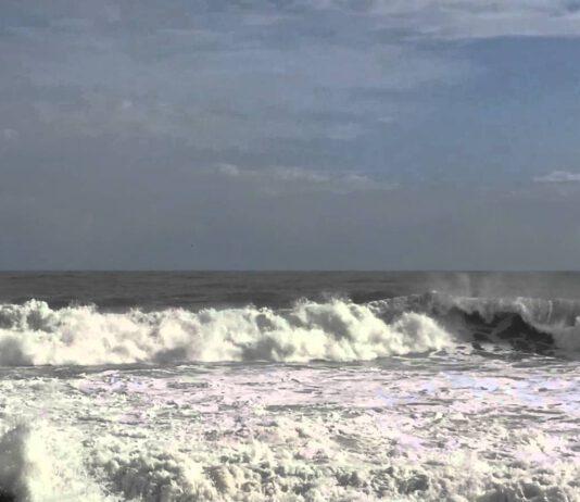 Calabria, donna tenta suicidio lanciandosi tra le onde