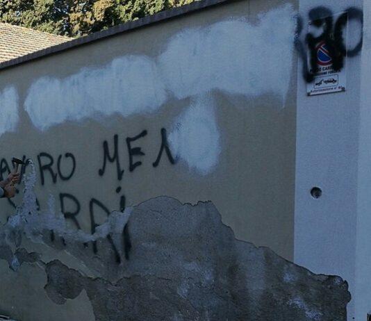 Dopo visita Mattarella, scritte “Più lavoro meno sbirri” e “Don Ciotti sbirro” su vescovado Locri