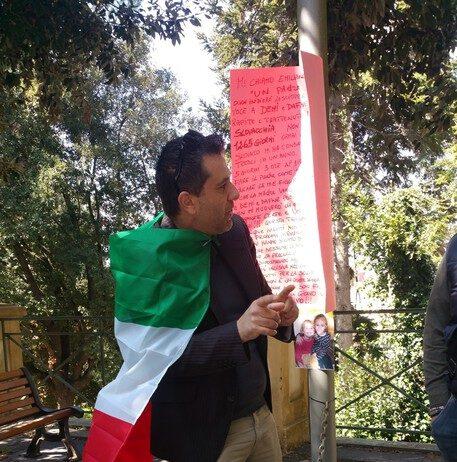 Padre si incatena per protesta, “Da tre anni non riesco a vedere le mie figlie”