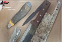 Non si ferma all’alt dei Carabinieri, bloccato in auto con machete e coltelli