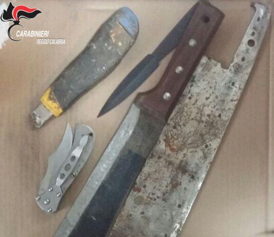 Non si ferma all’alt dei Carabinieri, bloccato in auto con machete e coltelli