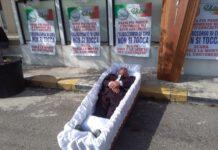 Protesta adagiato in una bara contro chiusura elisoccorso Cirò Marina