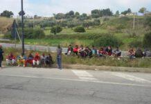 Protesta migranti su Statale 106
