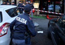 Paura in centro a Milano- Armato di coltelli provoca caos