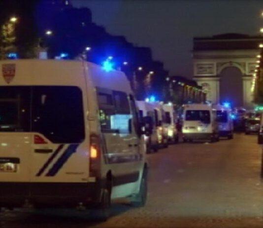 Attentato nel cuore di Parigi a colpi di kalashnikov