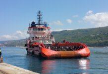 Sbarcata nave con 1600 migranti al porto di Vibo