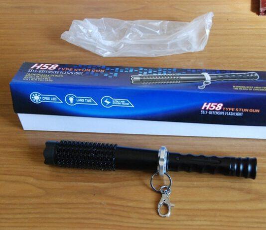 Vendevano taser per strada, denunciati due ambulanti