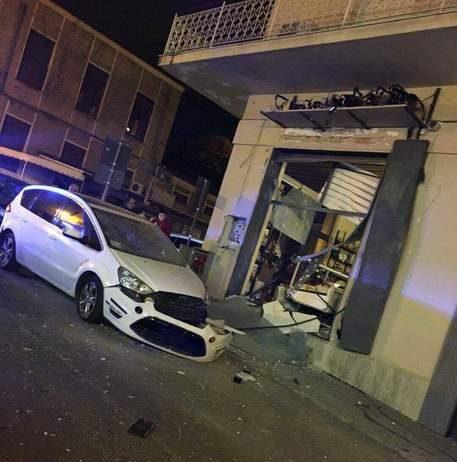 Bomba contro panificio, due fermi