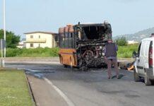 Autobus in fiamme, probabile corto circuito