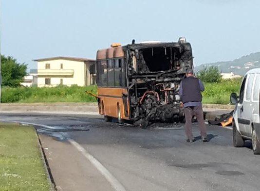 Autobus in fiamme, probabile corto circuito