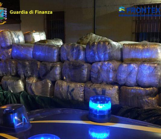 Operazione aeronavale Guardia Finanza, bloccato in mare gommone con 1500kg di marijuana