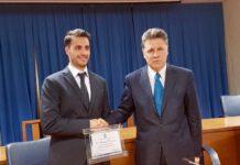 Il presidente del gruppo di Forza Italia alla Regione Alessandro Nicolò consegna una targa al dr. Giuseppe Panuccio vincitore di una borsa di studio della Fondazione L.E.O. onlus sulle malattie cardio-toraco-vascolari