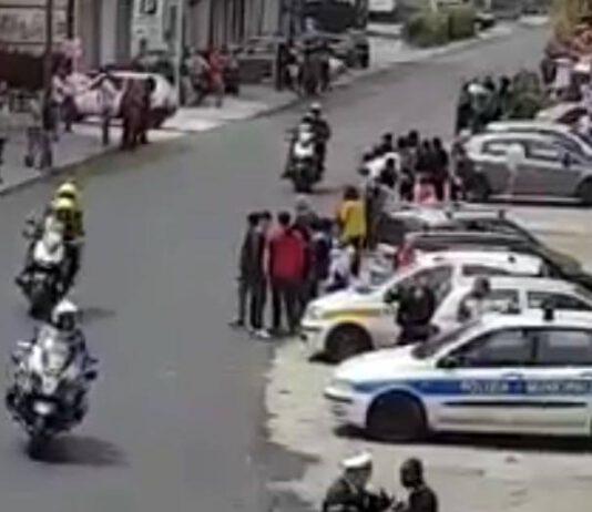 Immigrato tenta di invadere corsia durante Giro d’Italia a Rosarno, il video