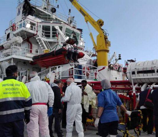 Sbarcati 548 migranti a Vibo, 43 minori