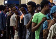 Giùnta nave con 635 migranti in Calabria