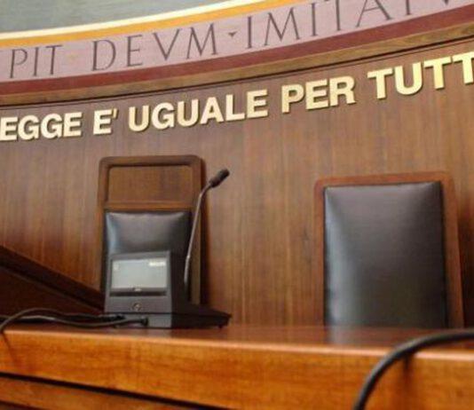 Perde causa, tenta di estorcere 25mila euro ad avvocato come risarcimento