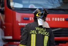 Tenta di spegnere incendio, muore 51enne