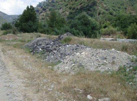 Discarica abusiva rifiuti vicino torrente